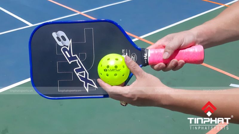 Nếu quấn cán vợt pickleball bị lỏng, bạn cần phải tháo bỏ lớp quấn cán cũ và quấn lại bằng quấn cán mới