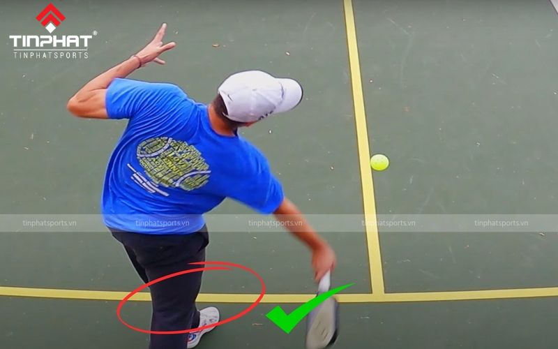 Tư thế đặt chân đúng khi giao bóng pickleball