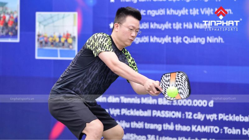 Khác với kỹ thuật đánh forehand, kỹ thuật backhand sẽ vung vợt cao xuống thấp