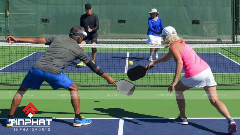 Pickleball kết hợp các yếu tố của tennis, cầu lông và bóng bàn, mang đến trải nghiệm vận động nhẹ nhàng