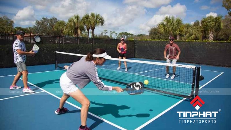 Pickleball là môn thể thao sử dụng vợt được chơi trên sân tương tự như sân cầu lông nhưng nhỏ hơn với lưới thấp hơn