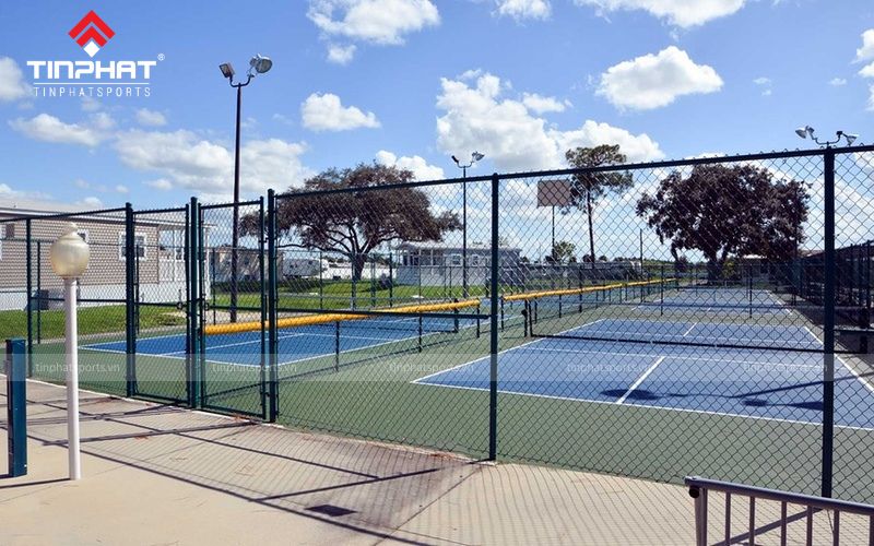 Hàng rào là hạng mục không bắt buộc với mọi sân pickleball