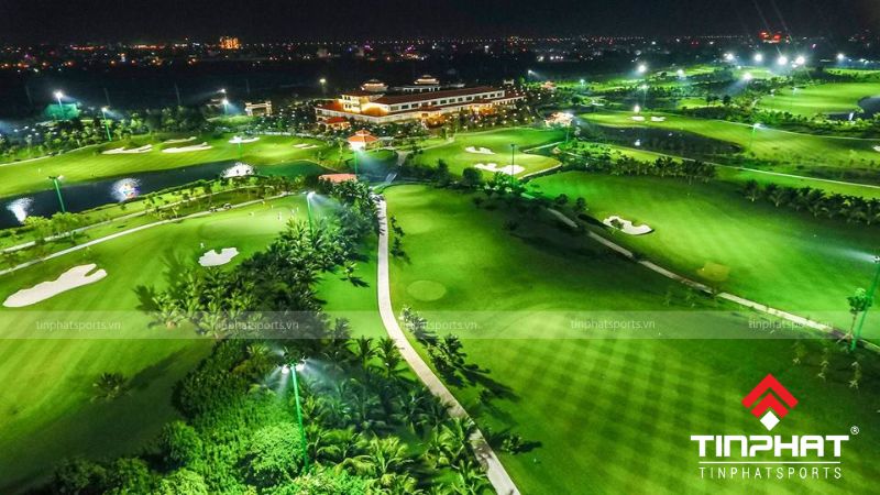 Sân Golf Long Biên - Hà Nội nằm gần trung tâm Hà Nội, thuận tiện cho việc di chuyển