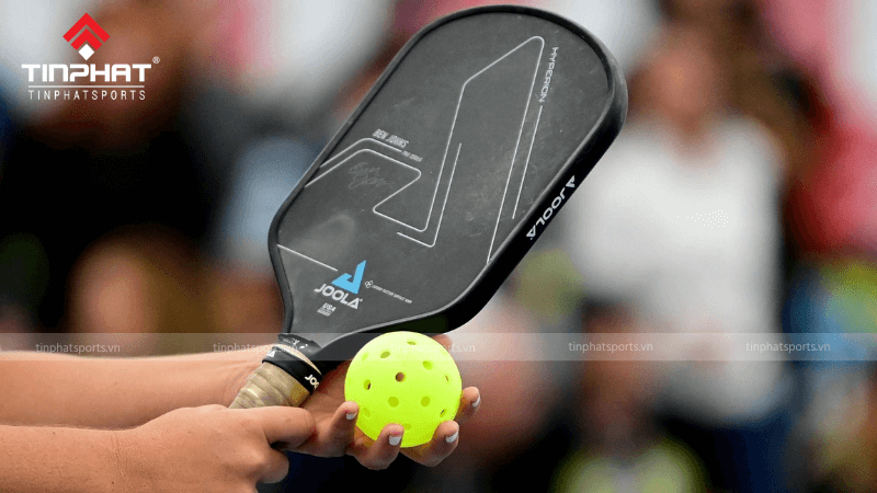 Luật giao bóng trong pickleball khá đơn giản