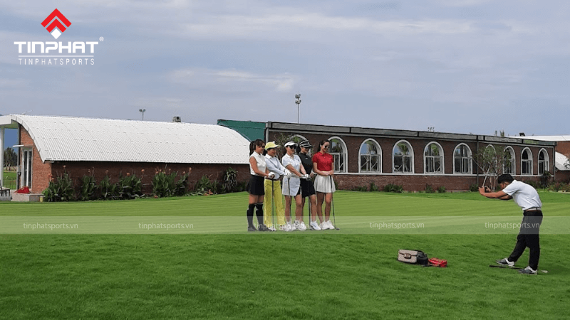 Diện tích rộng lớn, phong cảnh thiên nhiên hữu tình và các hố golf được bố trí hài hòa