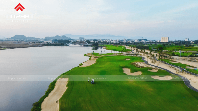 Với sự kết hợp tinh tế với thiên nhiên, sân golf mang đến trải nghiệm độc đáo cho golf thủ mọi trình độ