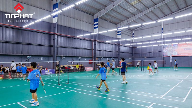 Khám phá không gian chơi cầu lông hoàn hảo tại Be Badminton với hệ thống đèn chiếu sáng chuyên nghiệp