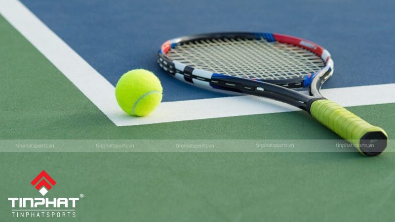 Vợt tennis bán trợ lực cung cấp sự cân bằng giữa lực đánh và khả năng kiểm soát bóng