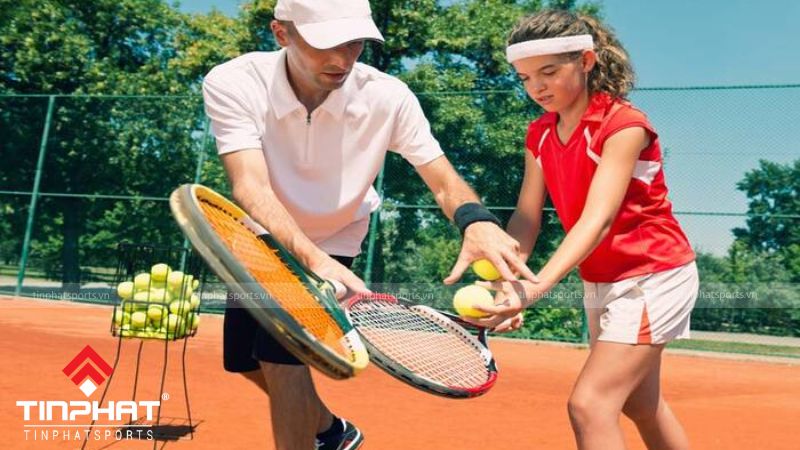 Việc lựa chọn vợt tennis cho trẻ cần dựa trên độ tuổi và chiều cao, ưu tiên các loại vợt nhỏ gọn