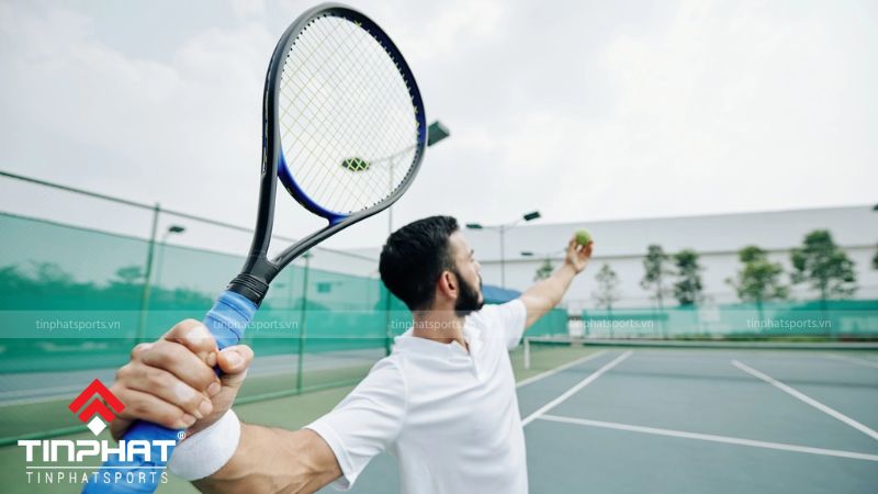 Người mới chơi tennis nên chọn vợt nhẹ, mặt vợt rộng, điểm cân bằng nhẹ đầu hoặc cân bằng