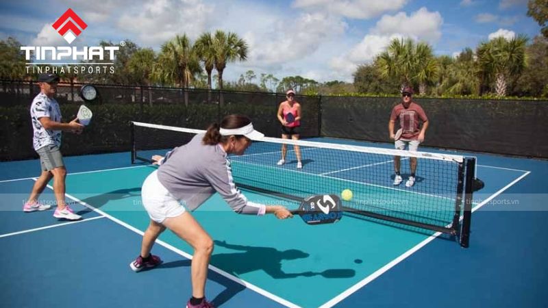 Pickleball sử dụng bóng nhựa, rỗng và có lỗ với tốc độ bay ít bị ảnh hưởng bởi gió