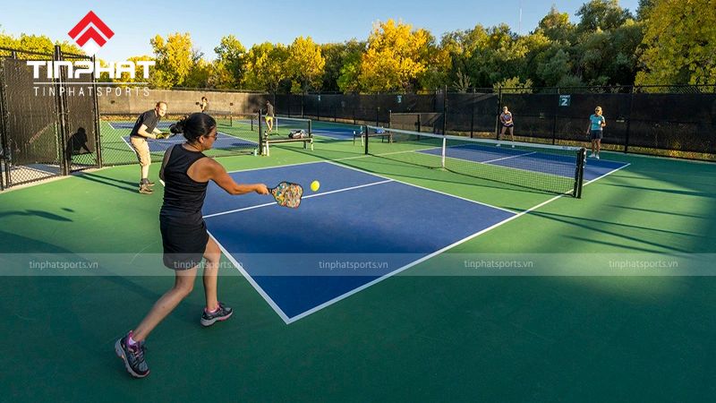 Pickleball phù hợp với người lớn tuổi, người mới chơi hoặc người muốn tìm kiếm một môn thể thao nhẹ nhàng