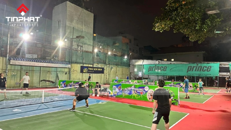 Sân Pickleball An Phú Đông với hệ thống chiếu sáng được đầu tư vô cùng chất lượng