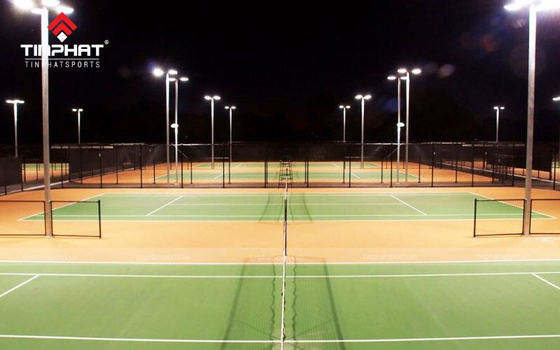 Lắp đặt hệ thống đèn, lưới, tường rào cho sân tennis