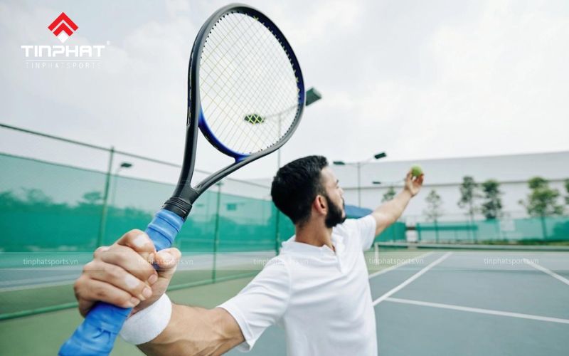 Nên chọn cán vợt tennis có kích thước vừa với tay