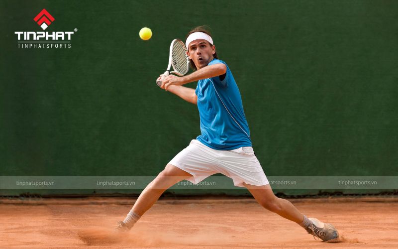 Tennis yêu cầu sức mạnh và tốc độ