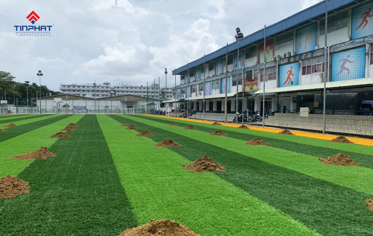 Chi phí làm sân cỏ nhân tạo 7 người - Báo giá chi tiết 2025 1 Chi phi lam san co nhan tao 7 nguoi