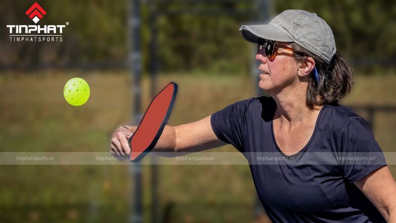 Backhand Pickleball là kỹ thuật đánh bóng từ phía tay không thuận của bạn