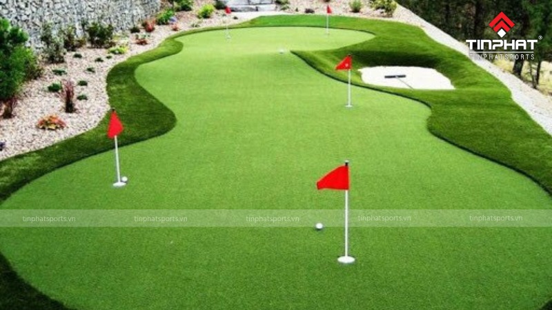 Sân Golf với mặt sân là thảm cỏ nhân tạo tuyệt đẹp