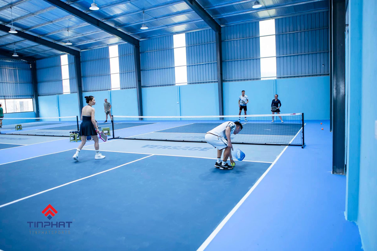 Sân pickleball màu lam trắng