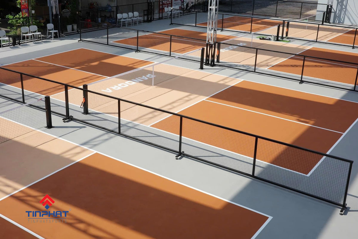 Sân pickleball màu xám cam